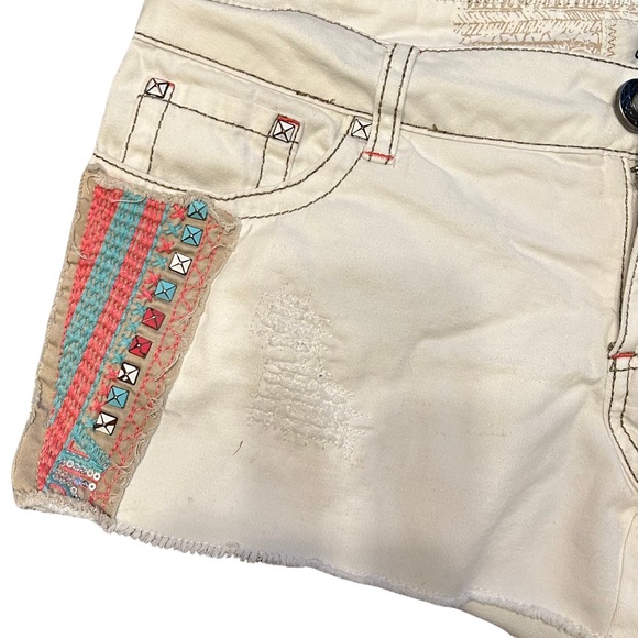 Daytrip Sz 29 Women's Cotton Shorts with factory distressing & colorful design - Picture 4 of 9